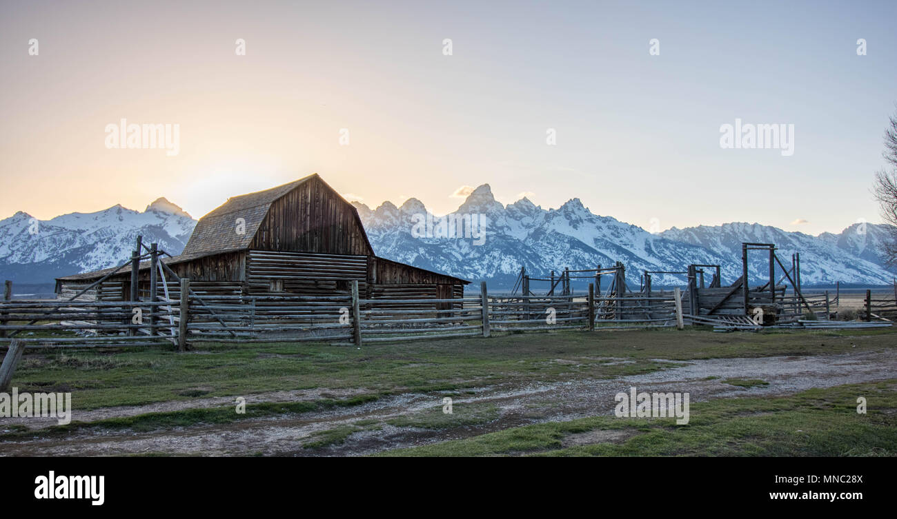 Un coucher du soleil à Grand Teton Mormon Row Banque D'Images