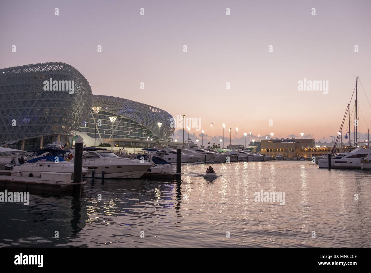 Une vue sur la marina et le Yas Yas Viceroy hotel, Abu Dhabi au crépuscule Banque D'Images