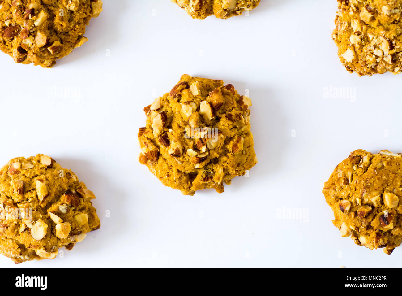 Des biscuits aux amandes contre isolé sur fond blanc Banque D'Images