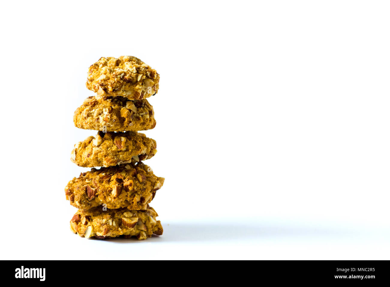 Des biscuits aux amandes contre isolé sur fond blanc Banque D'Images