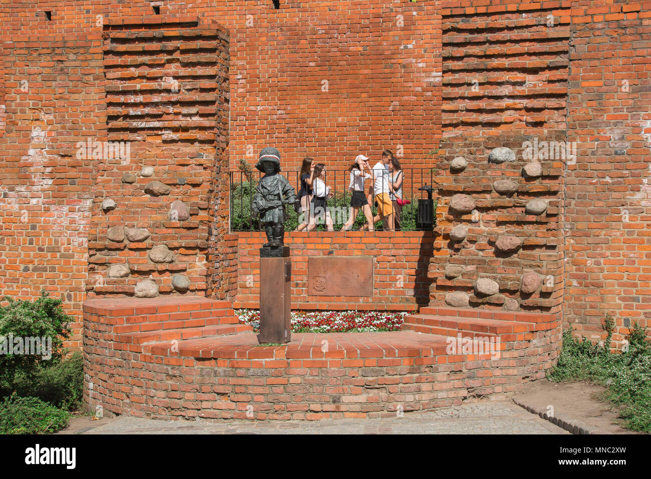 Peu de Varsovie insurgé, Polish adolescents passent devant le monument commémorant l'insurgé peu joué par les enfants dans l'Insurrection de Varsovie de 1944. Banque D'Images
