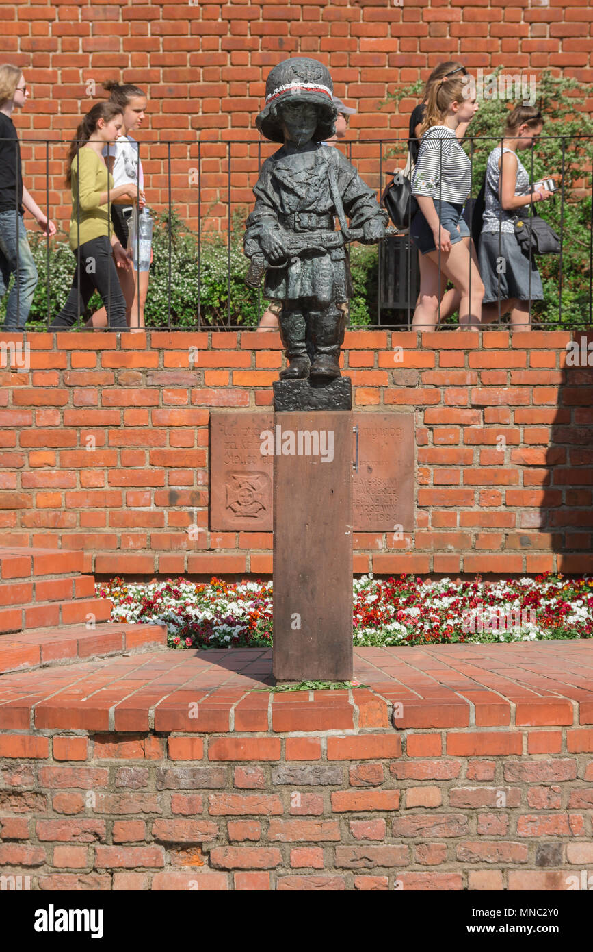 Peu de Varsovie insurgé, Polish adolescents passent devant le monument commémorant l'insurgé peu joué par les enfants dans l'Insurrection de Varsovie de 1944. Banque D'Images
