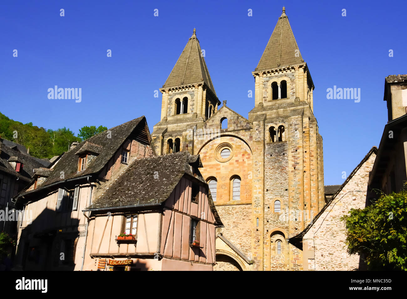 Belle vue sur village médiéval de Conques, Occitanie, France. Banque D'Images