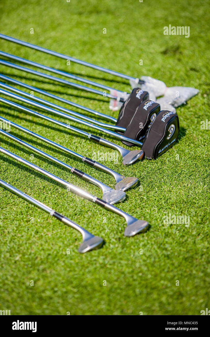 Clubs de golf sur pelouse Banque D'Images