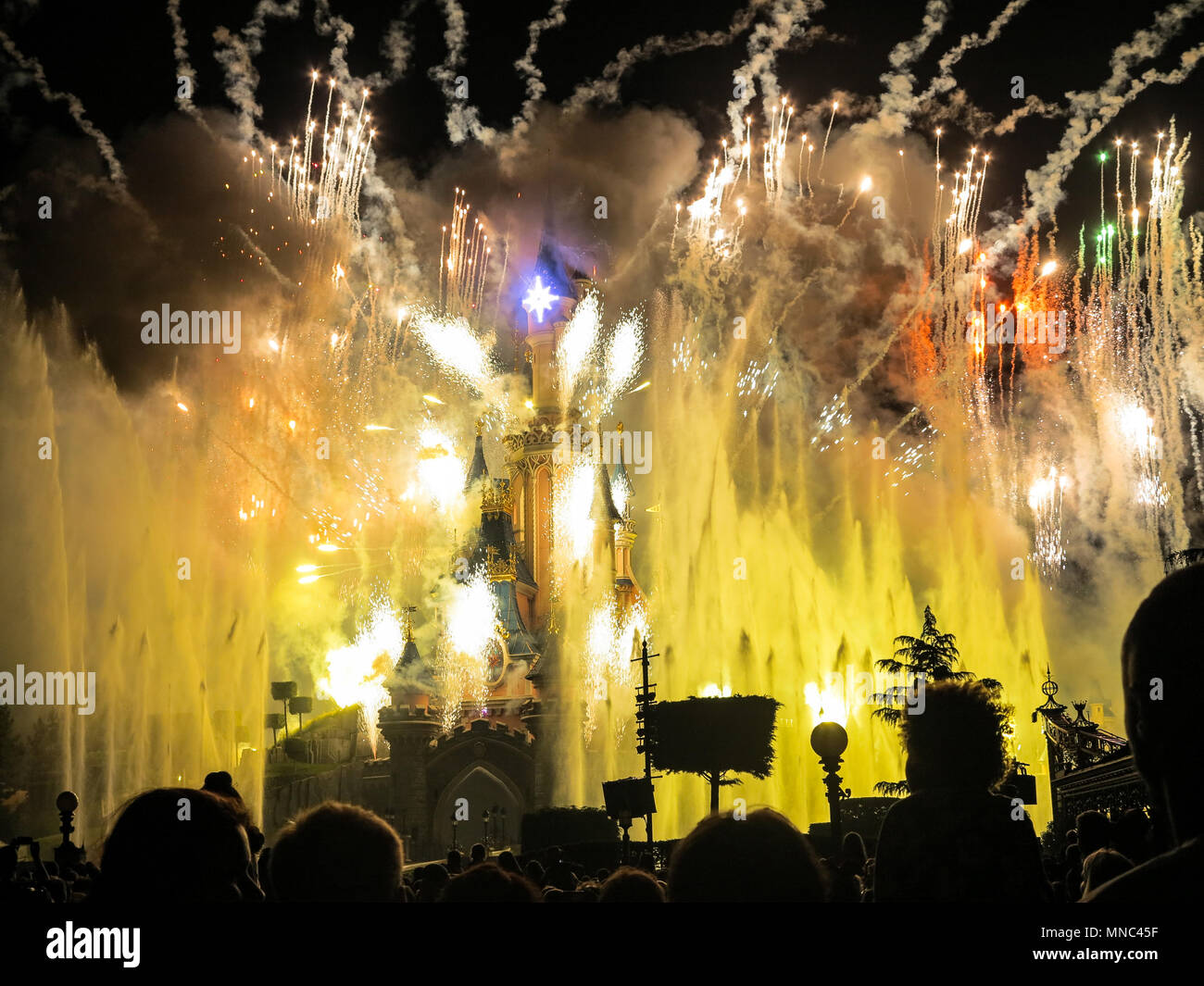 MARNE-LA-VALLÉE, FRANCE - Juin 9th, 2016 - Rêves d'artifice de Disney à Disneyland Resort Paris Banque D'Images