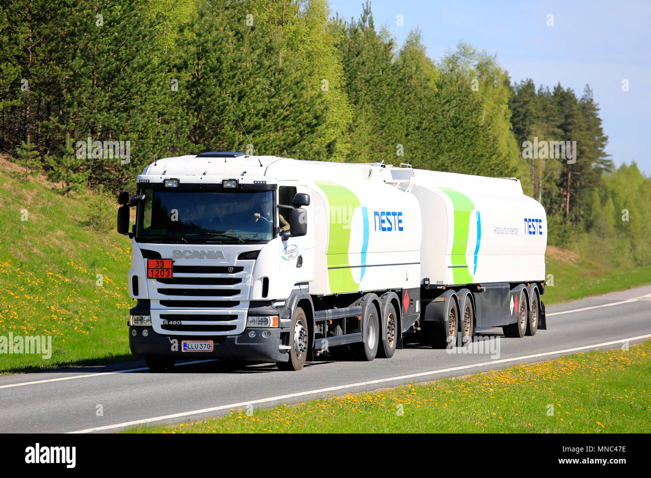 Scania blanc camion-citerne de carburant pour le transport ADR Neste d'essence sur la rampe d'autoroute sur un beau jour de début de l'été. Salo, Finlande - le 12 mai 2018. Banque D'Images