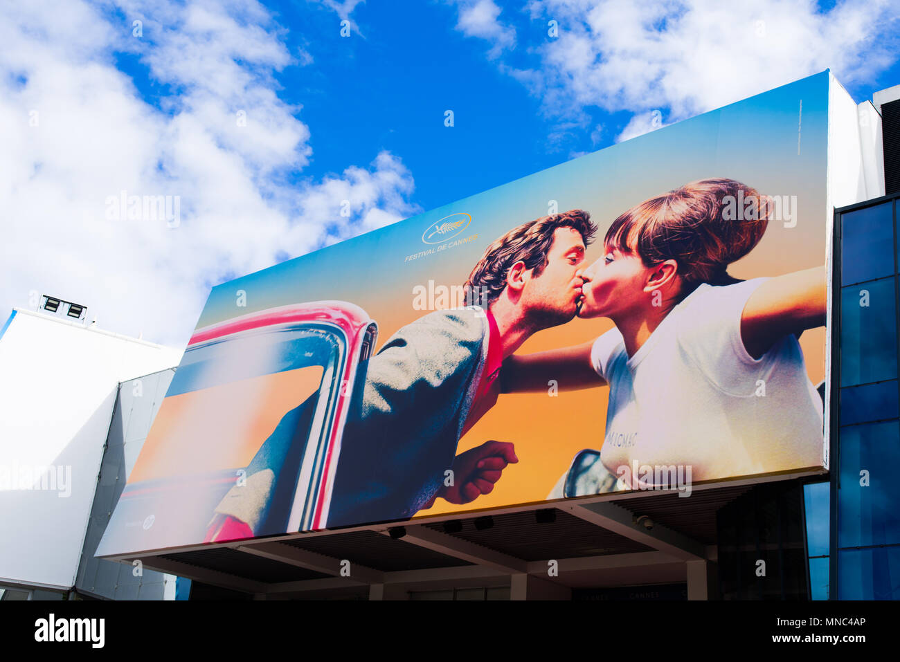 CANNES, FRANCE - 14 MAI : billboard officiel du festival du film de Cannes 2018 edition est affichée sur le palais du cinéma façade, montrant un fameux baiser entre Banque D'Images