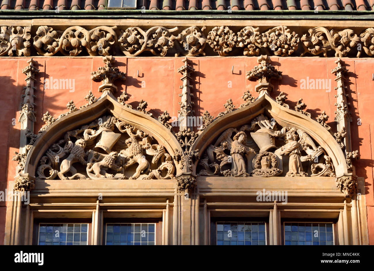 Fenêtres de l'Ancien hôtel de ville gothique (Ratusz) à la place du marché (Rynek). Wroclaw, Pologne Banque D'Images