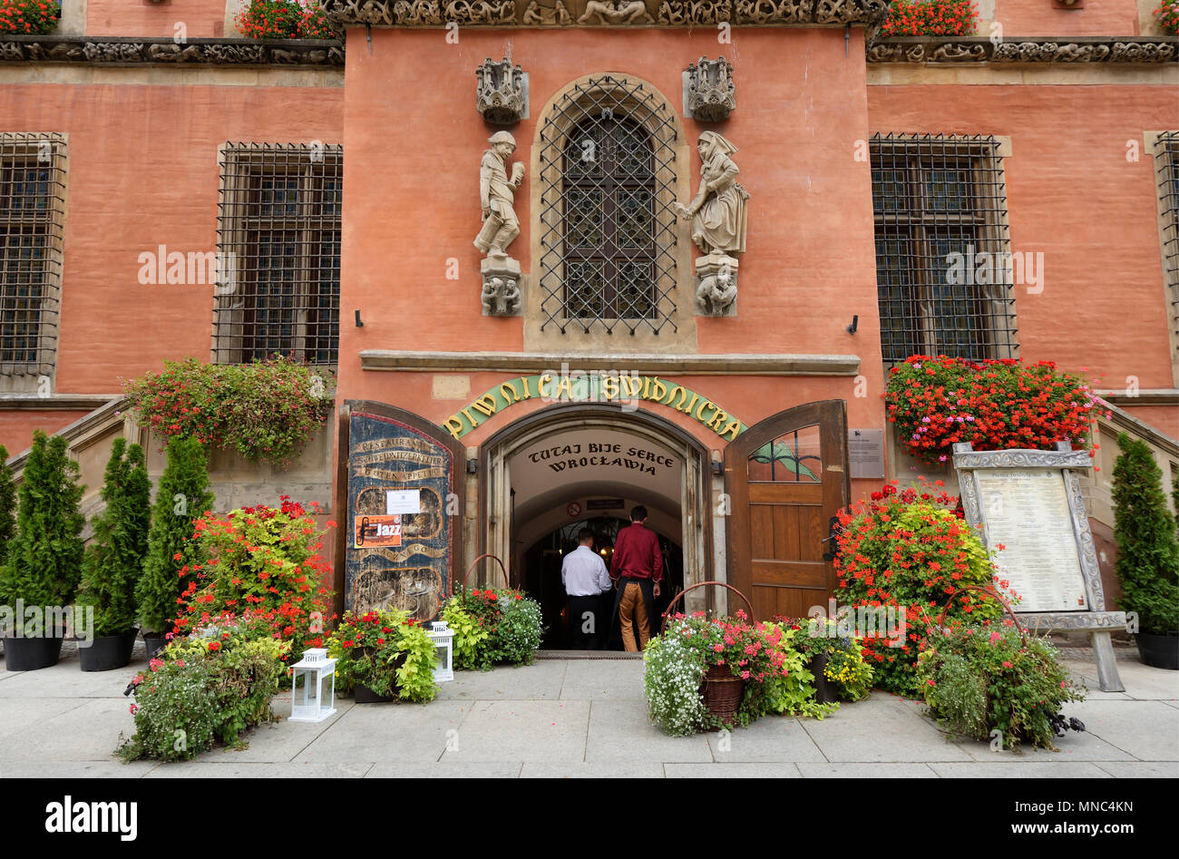 Un des vieux restaurants en Europe, Piwnica Swidnicka, a ouvert ses portes en 1273. C'est la première cave à bière en Europe. Rynek, Wroclaw. Pologne Banque D'Images