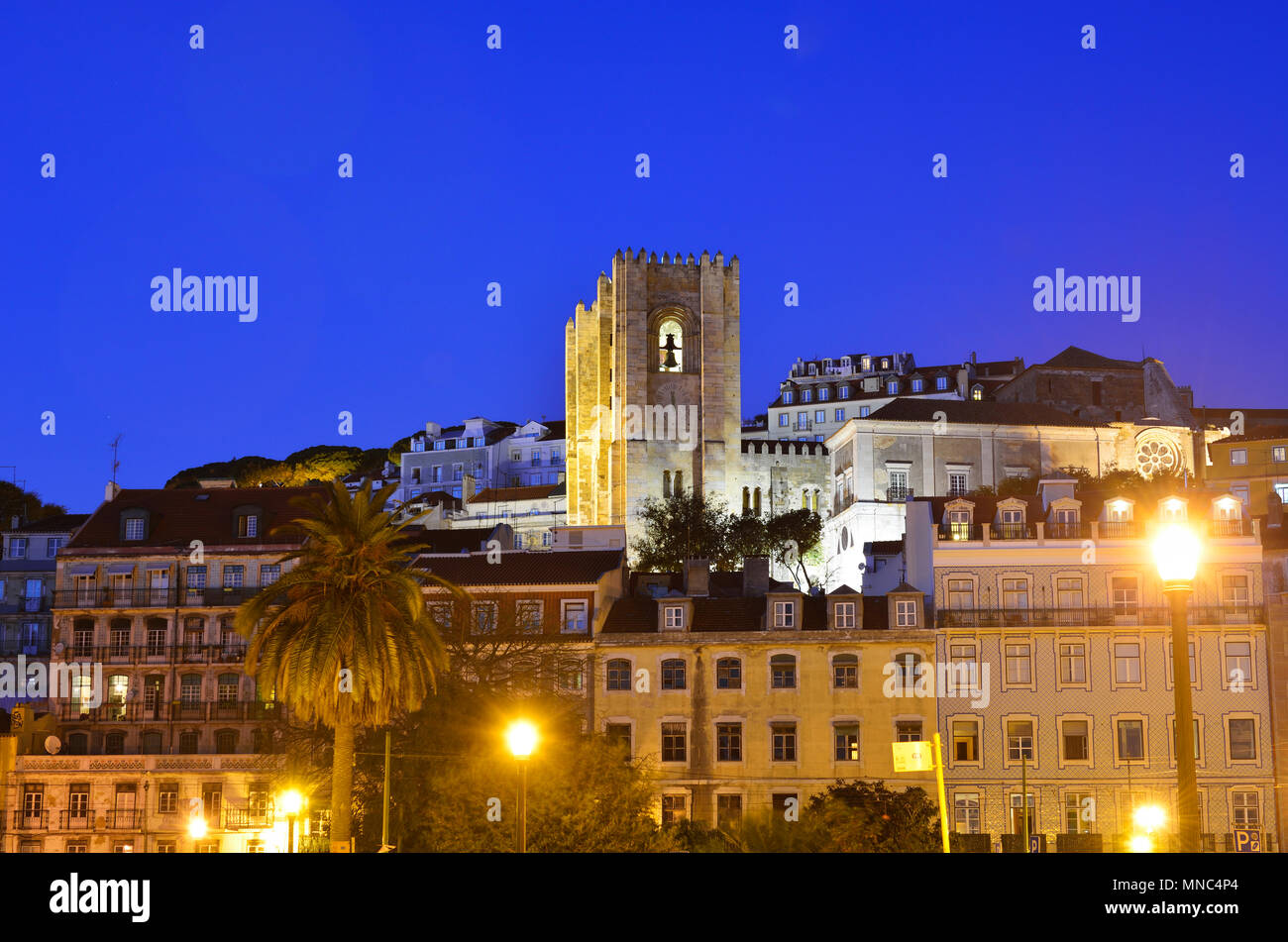 La Se Catedral (Motherchurch) et le centre historique au crépuscule. Lisbonne, Portugal Banque D'Images