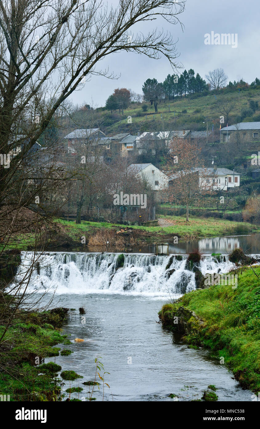 Rio de lassitude, un vieux village traditionnel, tous construits en schiste, dans le nord du Portugal. Le Parc Naturel de Montesinho, Tras-os-Montes. Banque D'Images