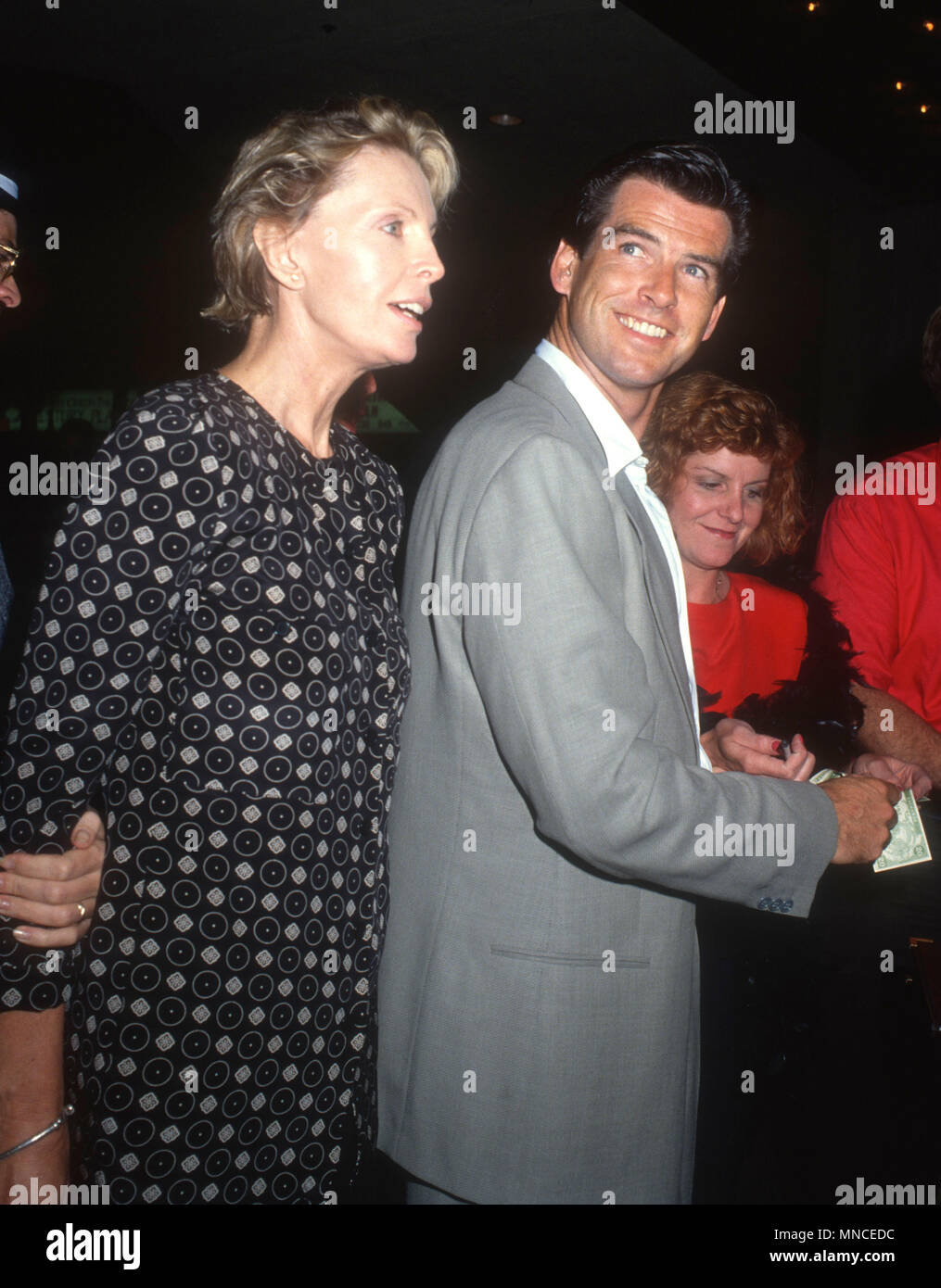 LOS ANGELES, CA - le 10 septembre : (L-R) Cassandra Harris et l'acteur Pierce Brosnan assister à la première de 'Postcards from the Edge" le 10 septembre 1990 à Cineplex Odeon Cinemas Century Plaza à Century City, Californie. Photo de Barry King/Alamy Stock Photo Banque D'Images