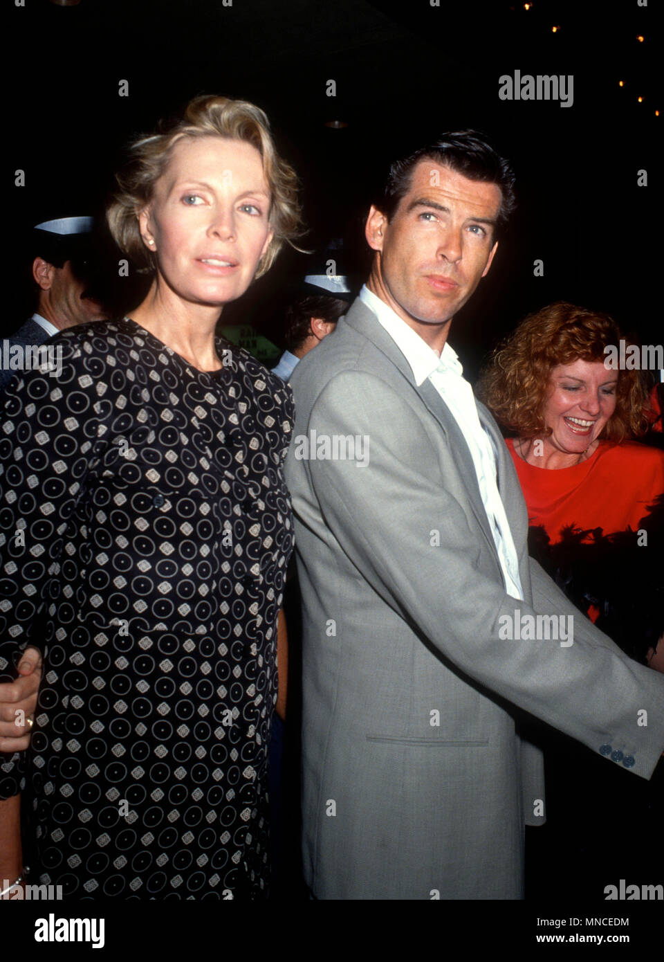 LOS ANGELES, CA - le 10 septembre : (L-R) Cassandra Harris et l'acteur Pierce Brosnan assister à la première de 'Postcards from the Edge" le 10 septembre 1990 à Cineplex Odeon Cinemas Century Plaza à Century City, Californie. Photo de Barry King/Alamy Stock Photo Banque D'Images