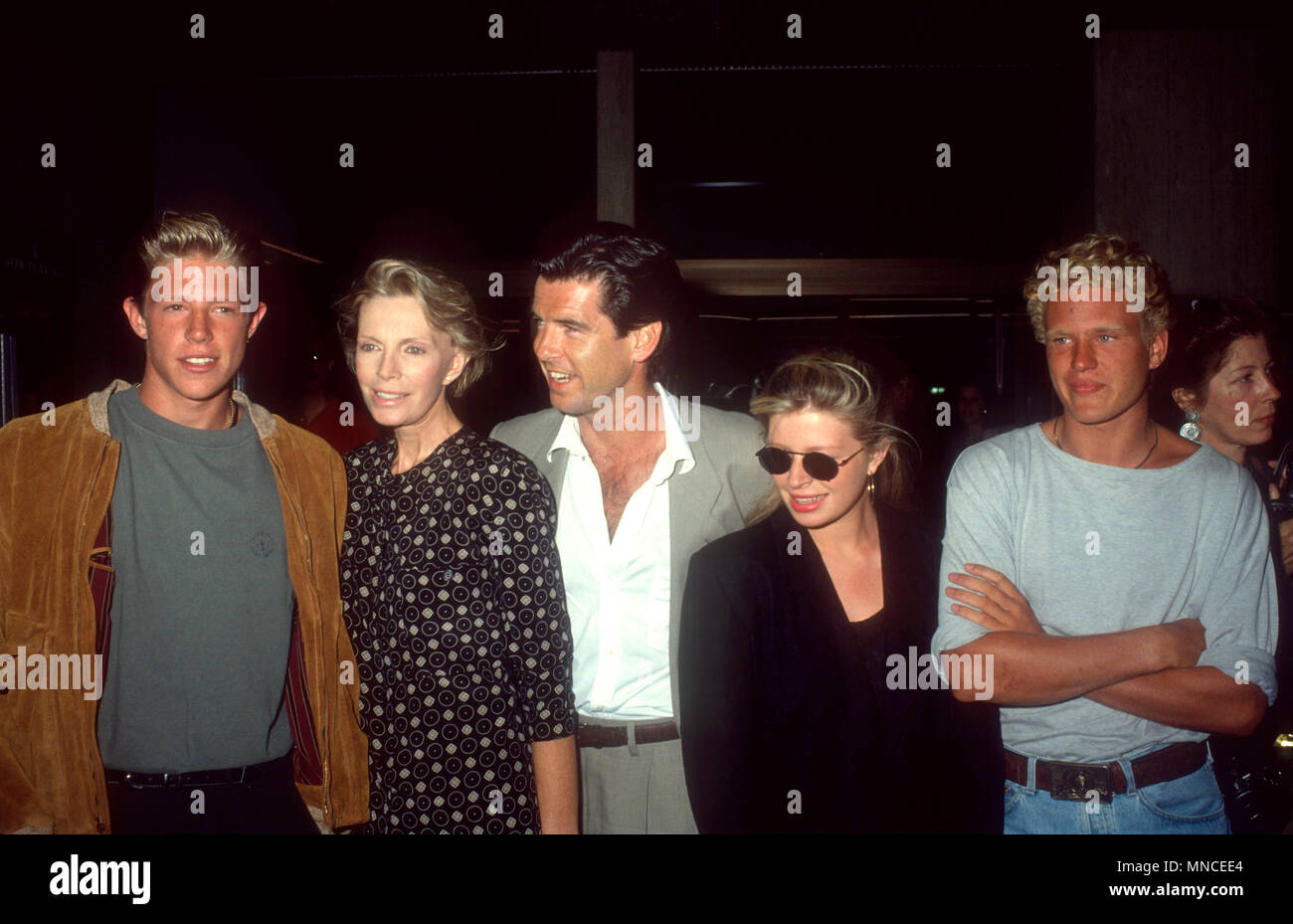 LOS ANGELES, CA - le 10 septembre : (L-R) Christopher Brosnan Cassandra Harris, l'acteur Pierce Brosnan, Charlotte Brosnan et Alex Smith assister à la première de 'Postcards from the Edge" le 10 septembre 1990 à Cineplex Odeon Cinemas Century Plaza à Century City, Californie. Photo de Barry King/Alamy Stock Photo Banque D'Images