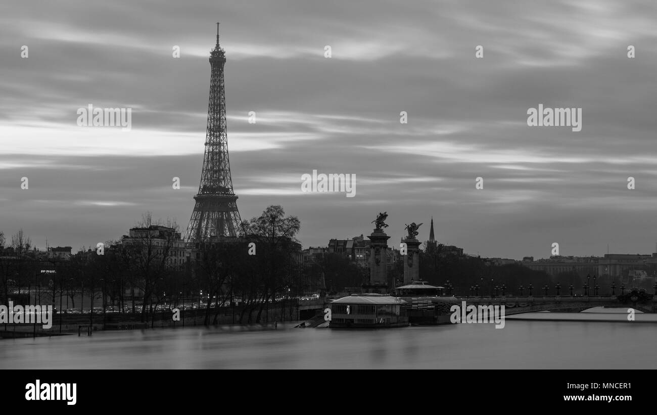 Au cours de la tour Eiffel Seine Inondations Banque D'Images