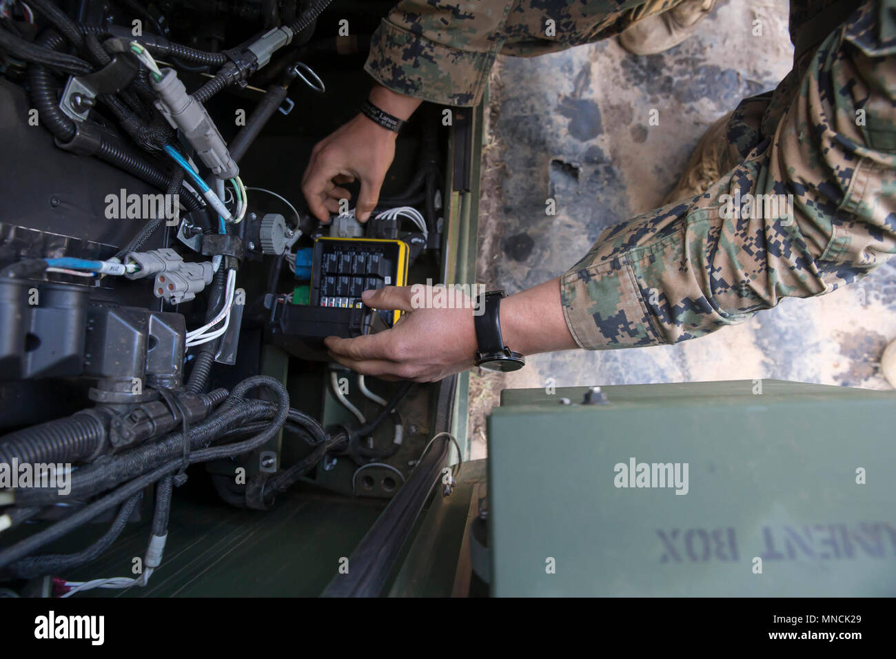 Corps des Marines des États-Unis Le Cpl. McClanahan Brady, un électricien de 7e Bataillon de soutien du génie, 1er Groupe logistique maritime, effectue l'entretien préventif sur une source d'alimentation mobile moyen avancé (AMMPS) à Camp Pendleton, Californie, le 17 mars 2018. Le AMMPS peut fonctionner jusqu'à huit heures sur une charge de 60 watts jusqu'à ce qu'il a besoin d'être ravitaillé. (U.S. Marine Corps Banque D'Images