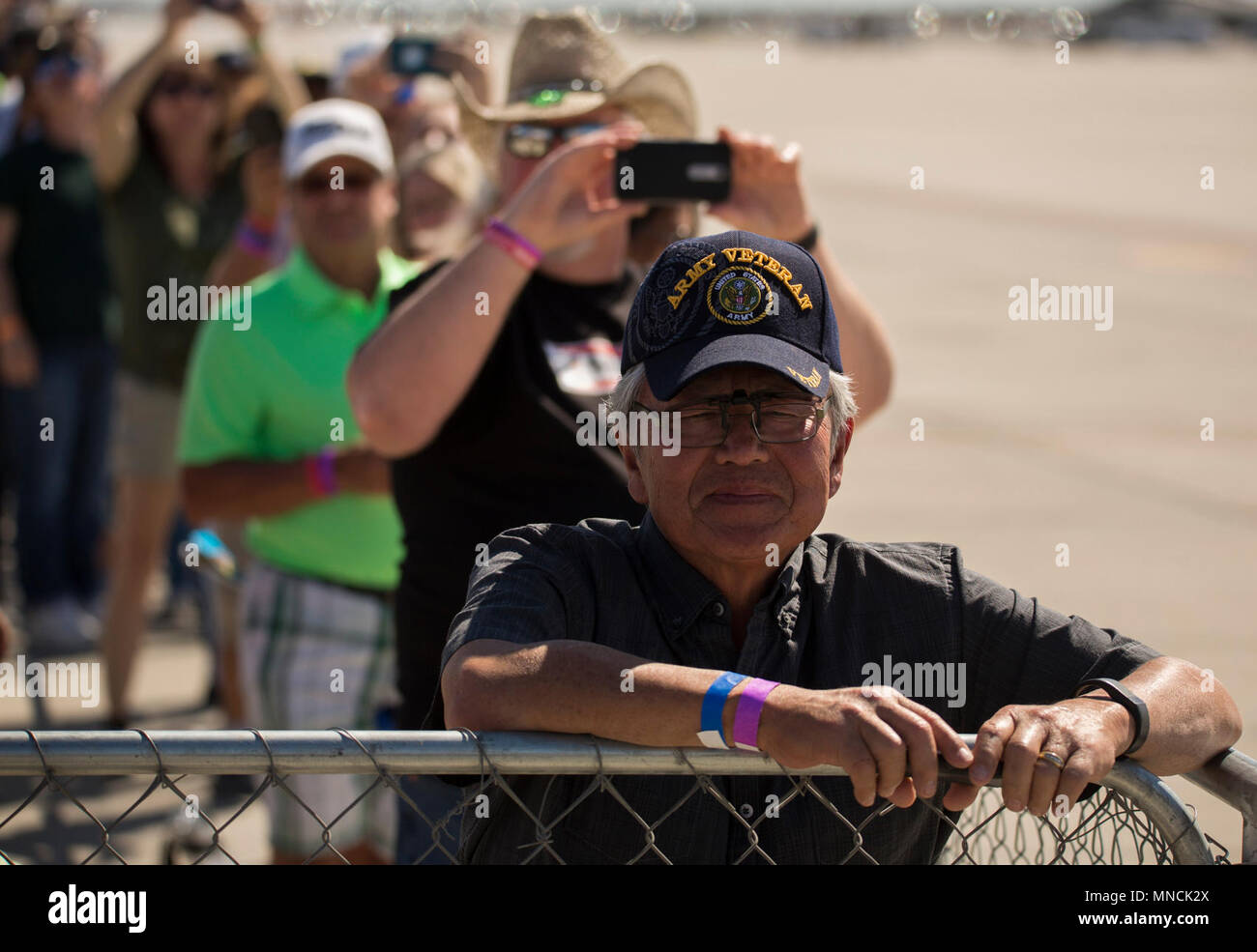 Les spectateurs regardent l'Air Force's F-22 'Raptor' exécute une routine d'antenne au cours de l'Airshow Yuma 2018 organisé par Marine Corps Air Station Yuma (Arizona), le samedi 17 mars, 2018. L'airshow est MCAS Yuma's seulement militaire de l'aéronautique de l'année et donne à la communauté une occasion de voir des artistes aériens et terrestres pour libre tout en interagissant avec les Marines et les marins. (U.S. Marine Corps Banque D'Images