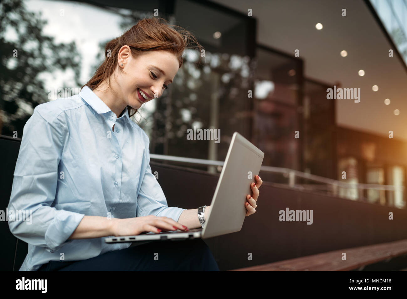Portrait of pretty student ou businesswoman in smart casual using digital tablet Banque D'Images