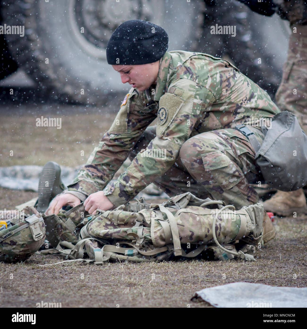 GRAFENWOEHR, Allemagne - une 2e Régiment Calvaire élections prépare son matériel pour la mise en page à la mars ruck 2018 U.S. Army Europe Expert médical sur le terrain d'un insigne le 20 mars 2018. (U.S. Army Banque D'Images