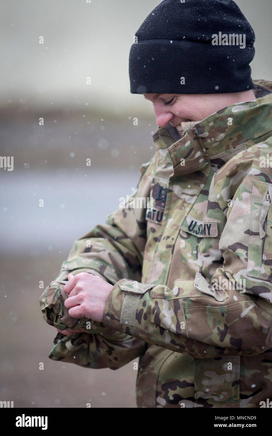 GRAFENWOEHR, Allemagne - Le Capitaine Paula Scaturro, infirmière, 2e brigade Calvaire Regiment, prépare son rapport pour la mise en page au ruck mars 2018 l'Europe de l'armée américaine de médecine sur le terrain par les experts d'un insigne le 20 mars 2018. (U.S. Army Banque D'Images