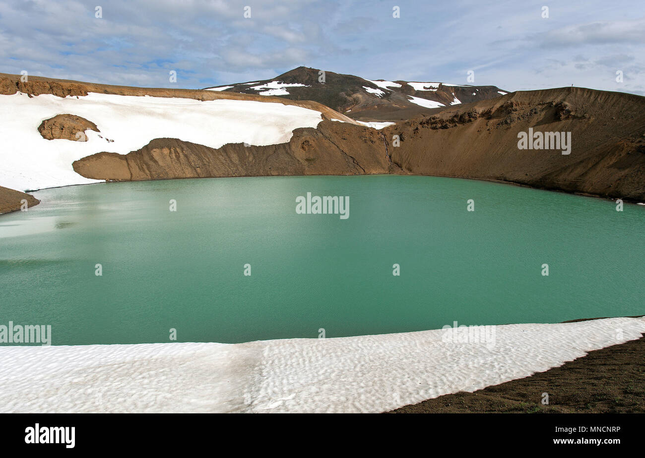 Des champs de neige, lac volcanique turquoise, lac de cratère, Stora Viti, Krafla, Nord de l'Islande, Islande Banque D'Images
