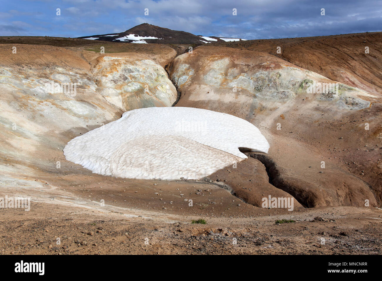 Paysage volcanique de lave, avec la neige champ à Krafla volcano, le nord de l'Islande, Islande Banque D'Images