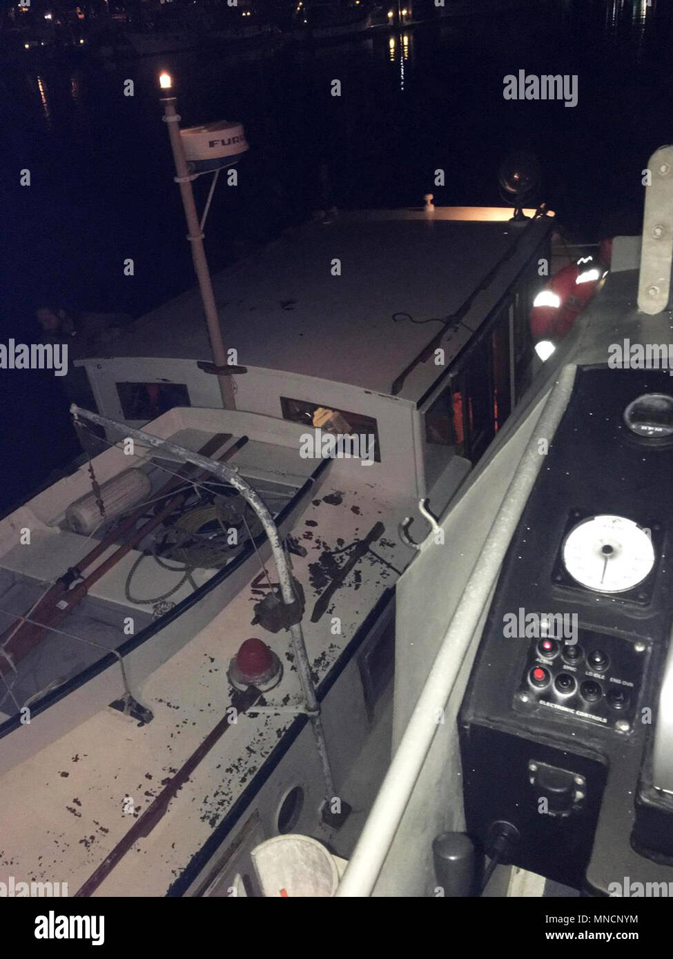 Une station de la Garde côtière de 47 pieds de Humboldt Bay Motor Lifeboat équipage assiste le 40 pieds radieux de bateau de pêche commerciale après que le navire a connu des problèmes de propulsion à cinq milles au large de Trinité, en Californie, le 19 mars 2018. Le Radiant est de 100 ans et utilisée pour pêcher le crabe dormeur au large de la Californie. (U.S. Garde côtière canadienne Banque D'Images