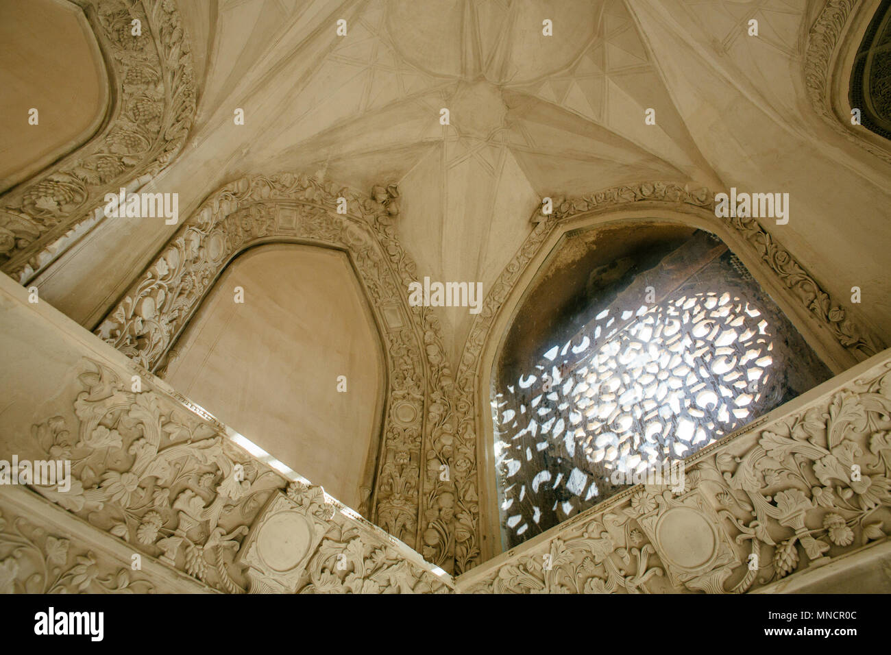 Kashan, Iran - 11 octobre 2017 : belles sculptures sur le plafond de la maison de Borujerdi historique. Banque D'Images