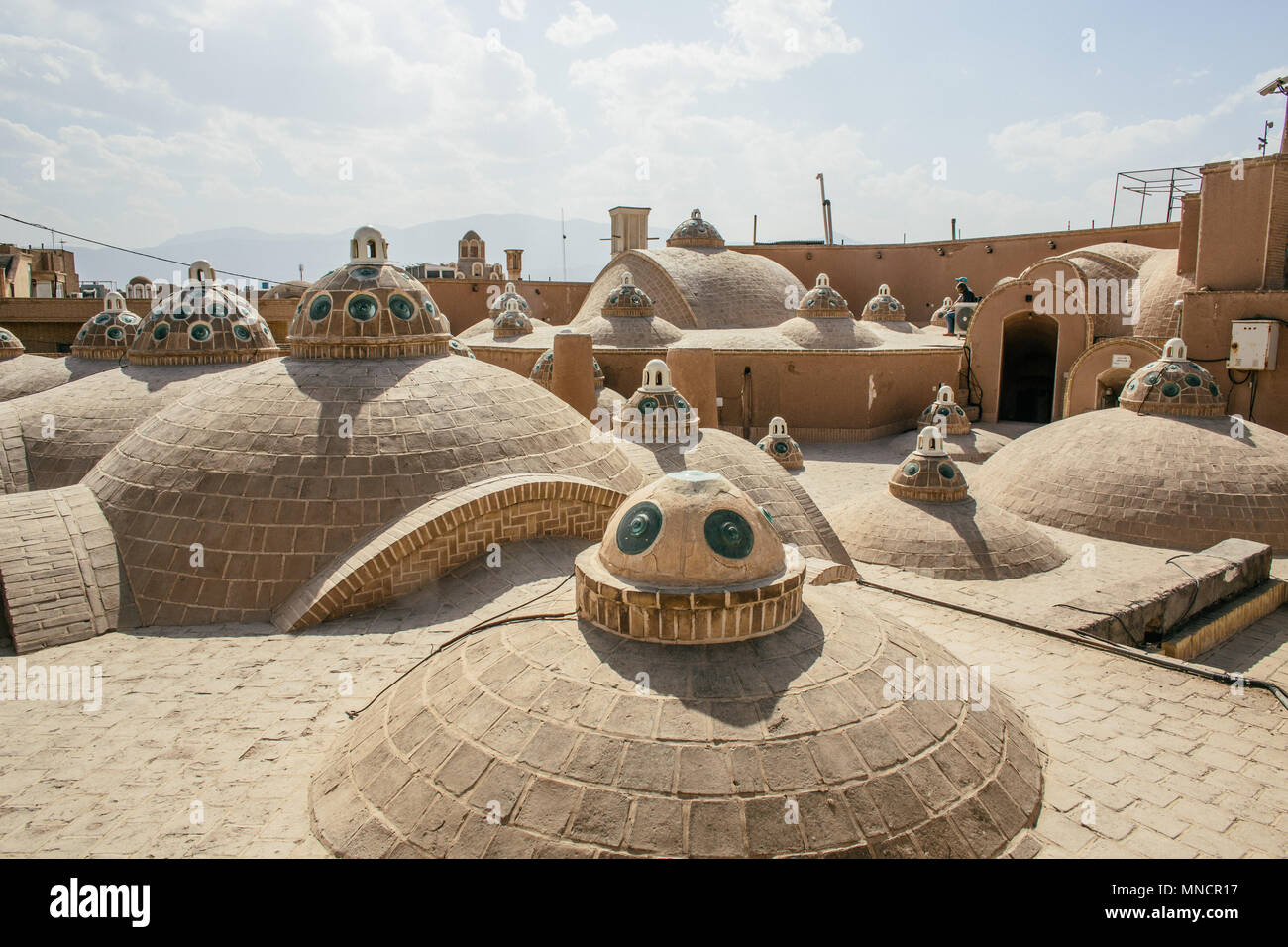 Kashan, Iran - 11 octobre 2017 : Les dômes de toit du Sultan Amir Ahmad Bathhouse, également connu sous le nom de Qasemi Bathhouse. Banque D'Images