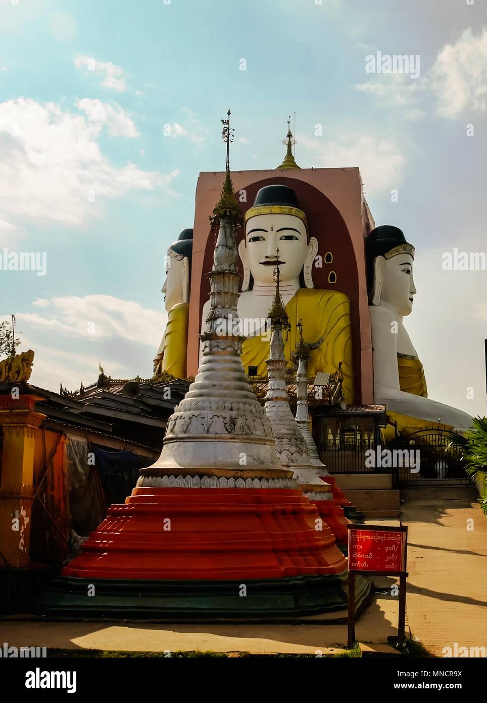 Vue de la pagode Kyaikpun, quatre images de Bouddha, le Myanmar Bago Banque D'Images