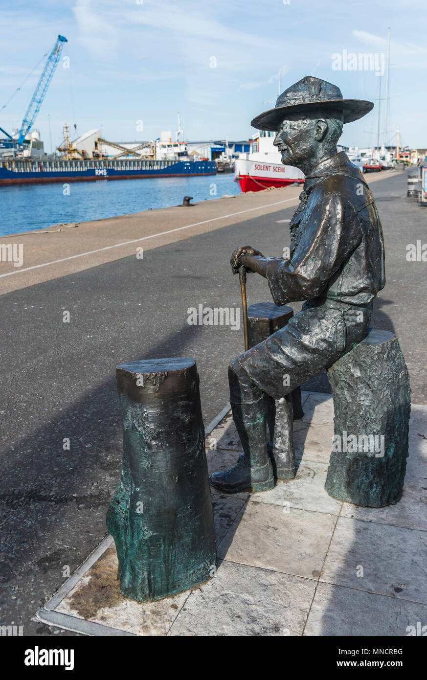 Statue et mémorial à Robert Baden Powell sur le quai du port de Poole qui a créé le Mouvement Scout Banque D'Images