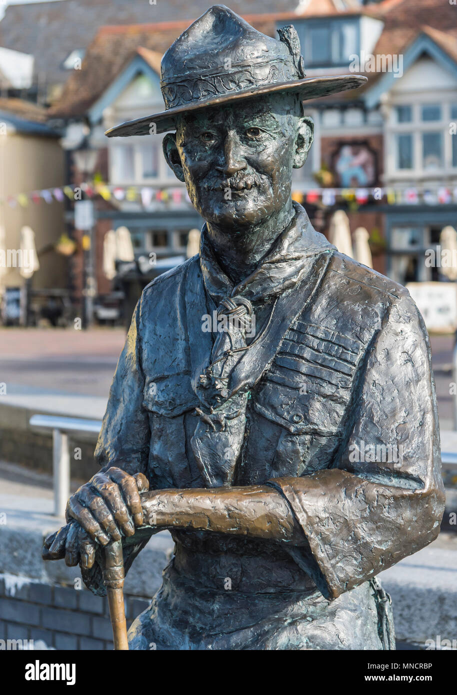 Statue et mémorial à Robert Baden Powell sur le quai du port de Poole qui a créé le Mouvement Scout Banque D'Images