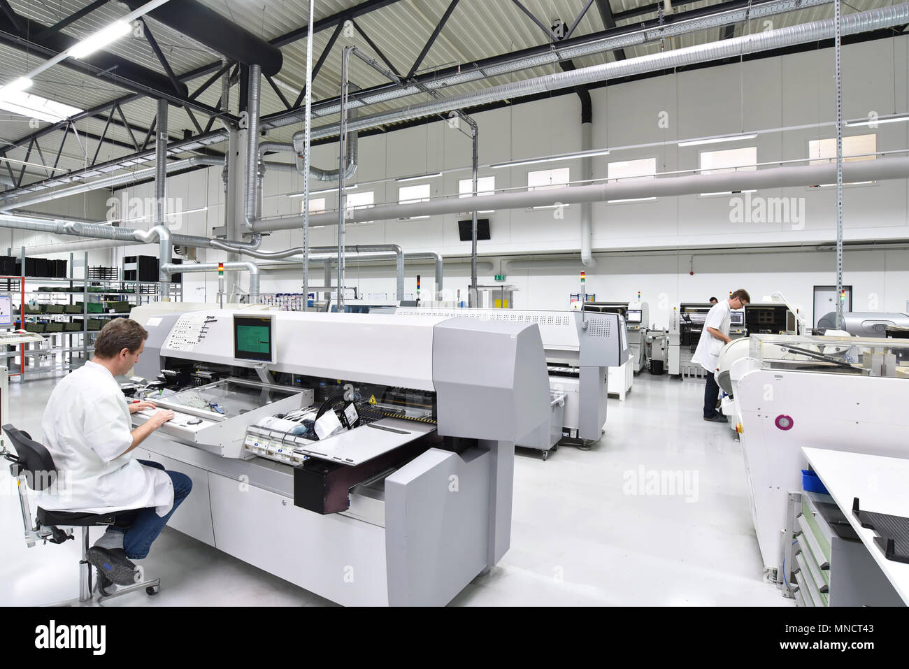 Usine industrielle pour l'assemblage de la microélectronique - intérieur et les travailleurs Banque D'Images