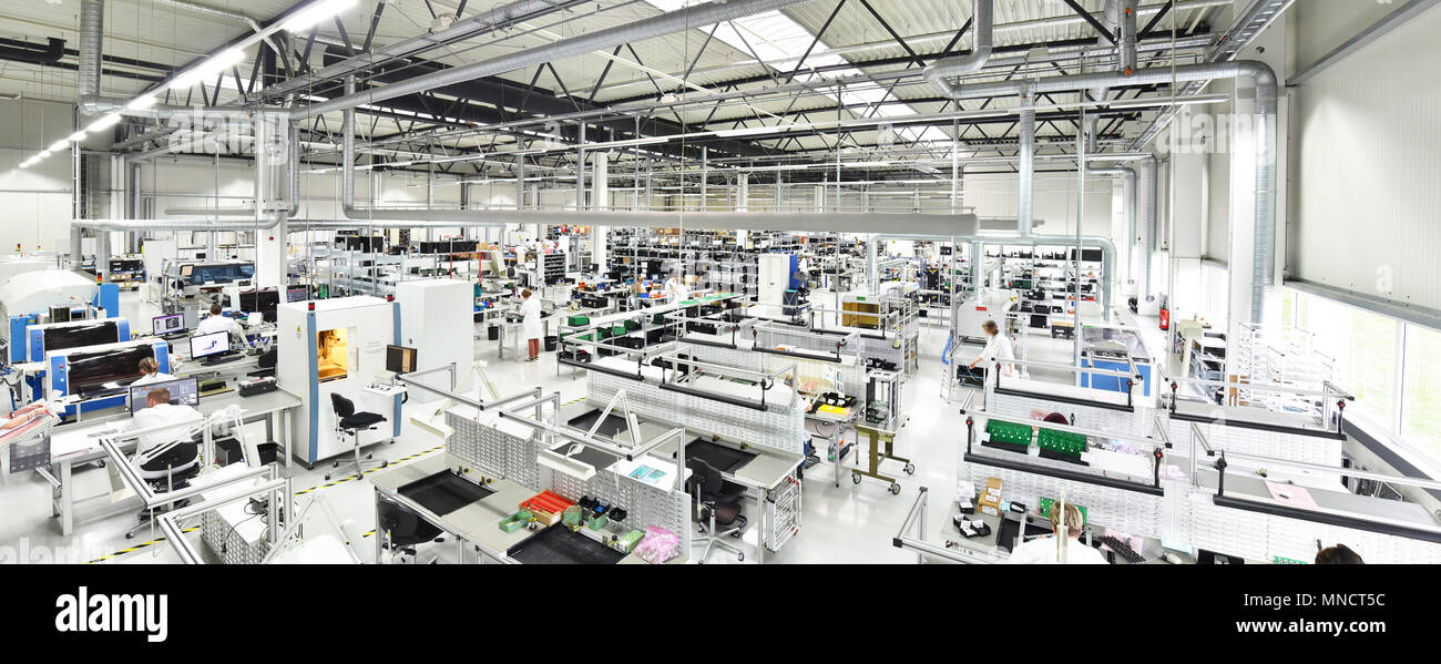 Usine industrielle pour l'assemblage de la microélectronique - intérieur et les travailleurs Banque D'Images
