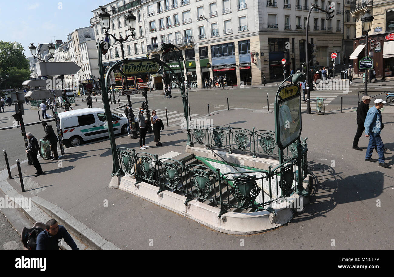 Paris Métro art deco sign, Paris sites touristiques, Paris, France, 15 mai 2018, photo de Richard Goldschmidt Banque D'Images