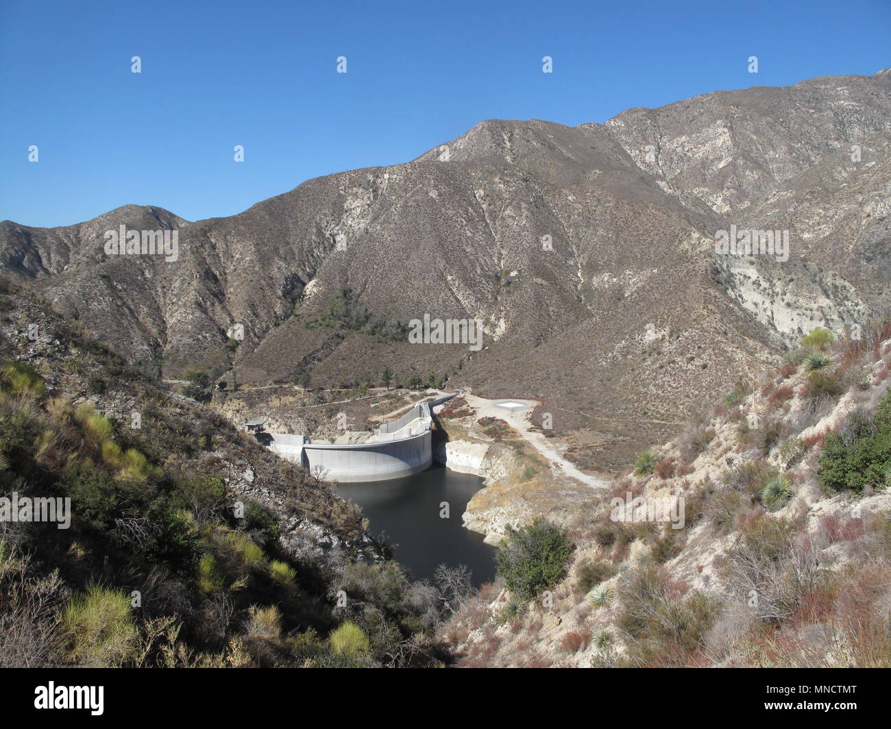 Barrage dans les montagnes de Californie, USA Banque D'Images