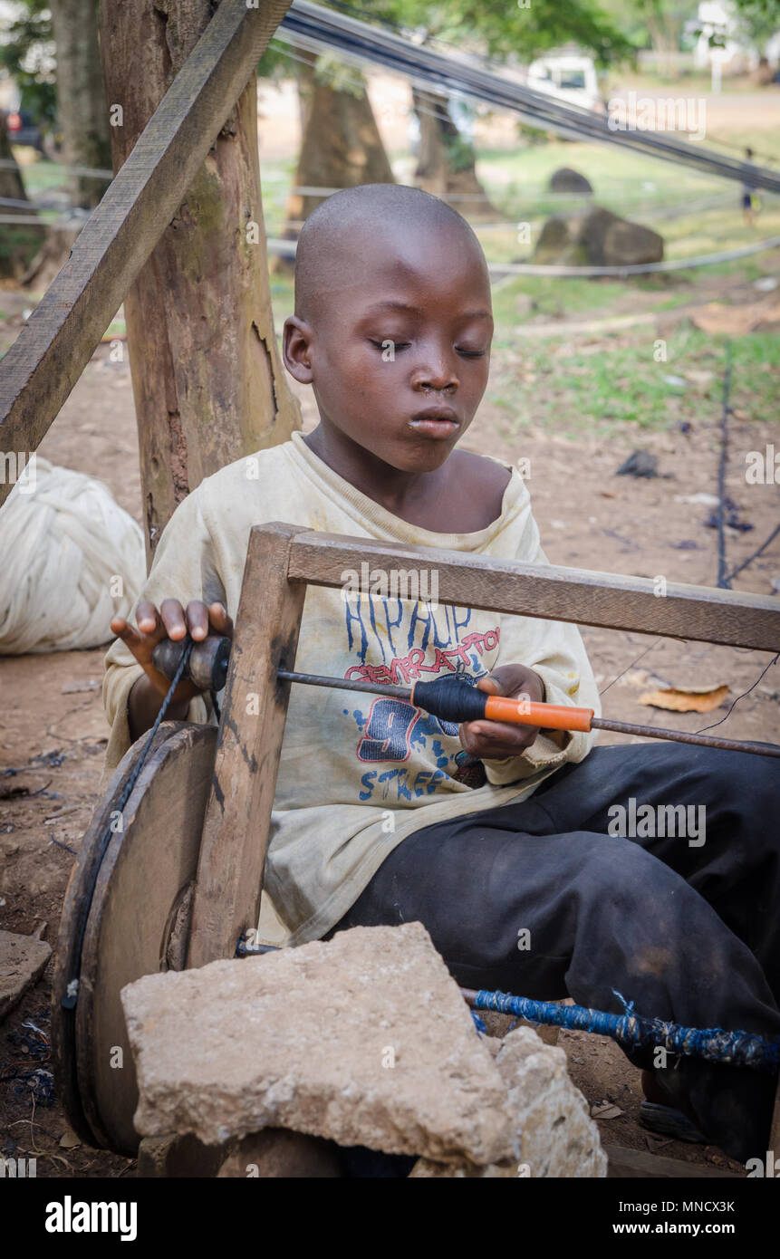 L'homme, Côte d'Ivoire - Janvier 31,2014 : African boy non identifiés traditionnels tissage Yacouba, avec de l'accent Banque D'Images