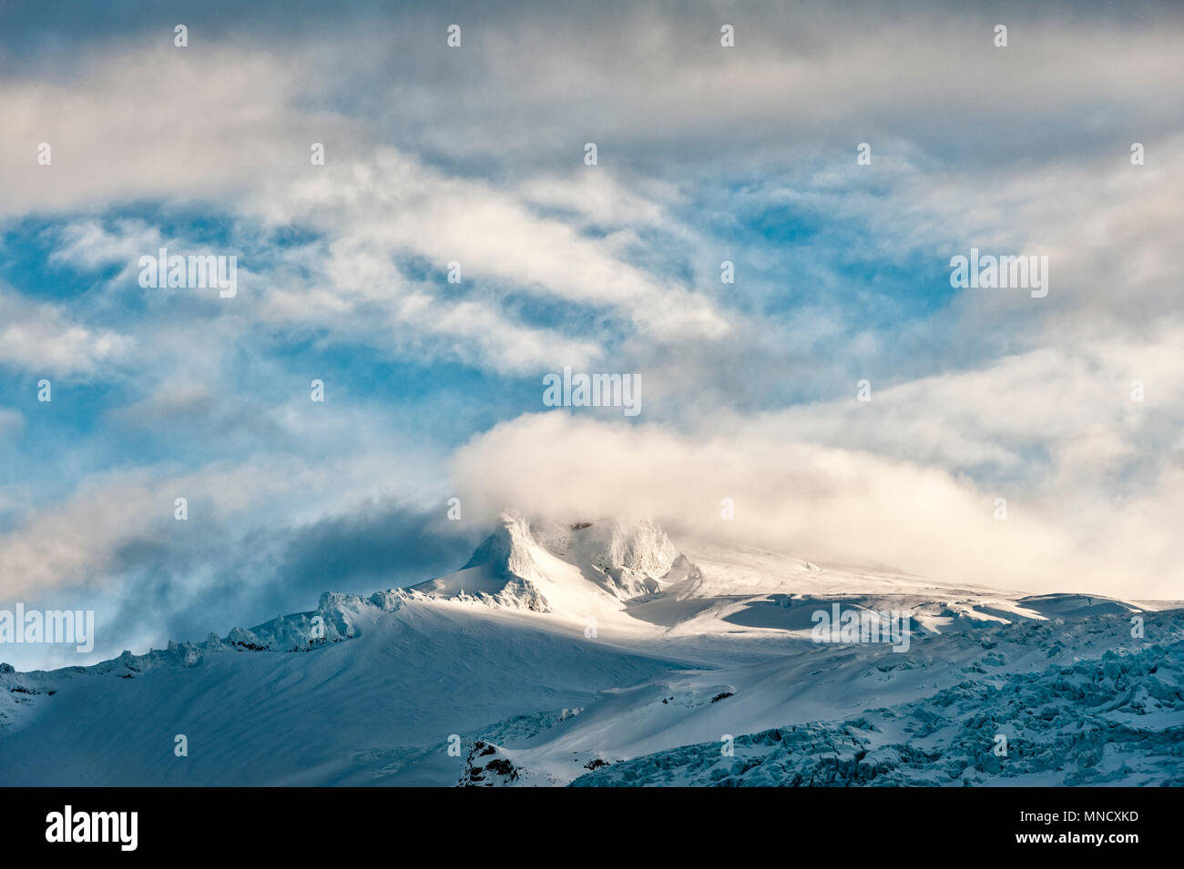 Le sud de l'Islande. Hvannadalshnúkur, à 2110m le plus haut sommet de l'Islande. Il fait partie de la volcan Öraefajökull dans le parc national du Vatnajökull Banque D'Images