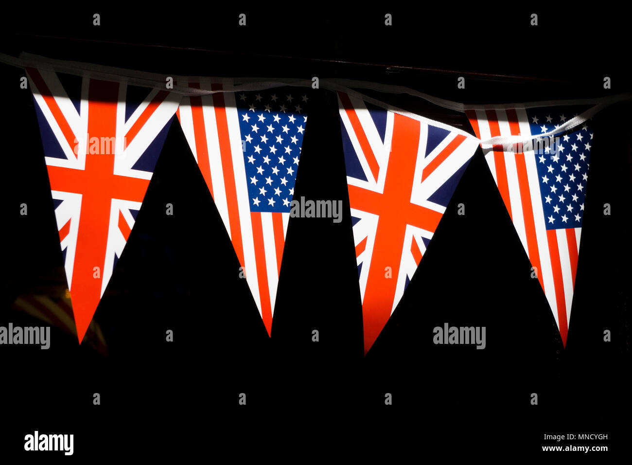 Royaume-uni et accrocher des drapeaux américains dans le centre de Londres en préparation pour le mariage royal Banque D'Images