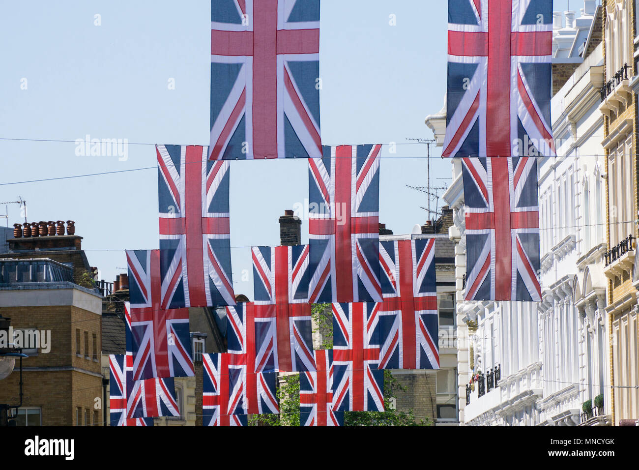 Accrocher des drapeaux Union Jack dans le centre de Londres en préparation pour le mariage royal Banque D'Images