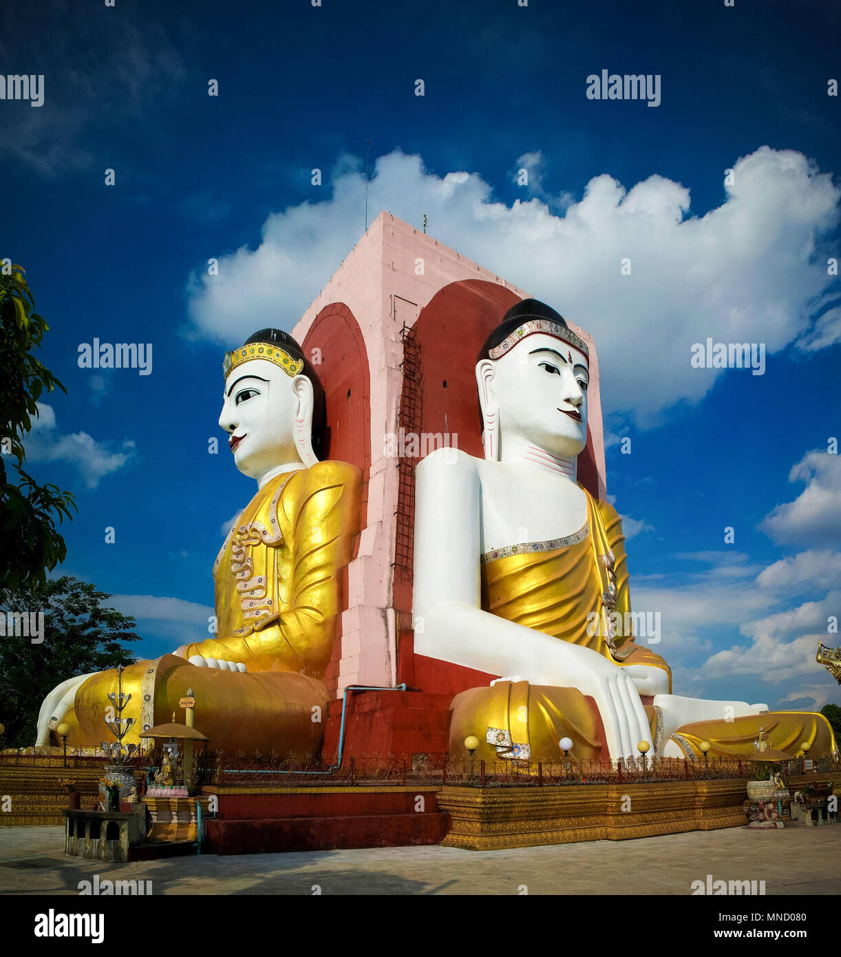 Vue de la pagode Kyaikpun, quatre images de Bouddha, le Myanmar Bago Banque D'Images