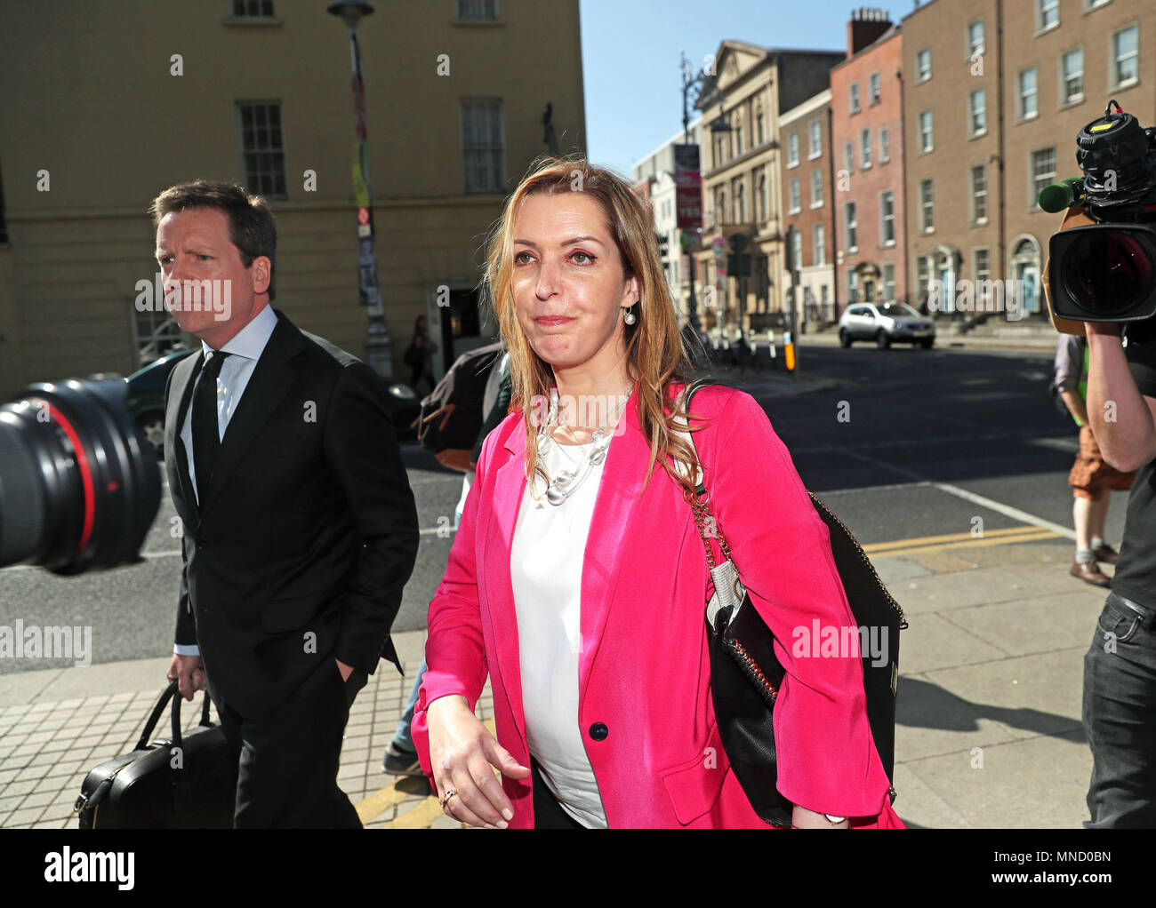 Vicky Phelan, le cancer dont l'affaire a déclenché la controverse frottis cervical arrive à Leinster House, Dublin, à témoigner au comité des comptes publics. Banque D'Images