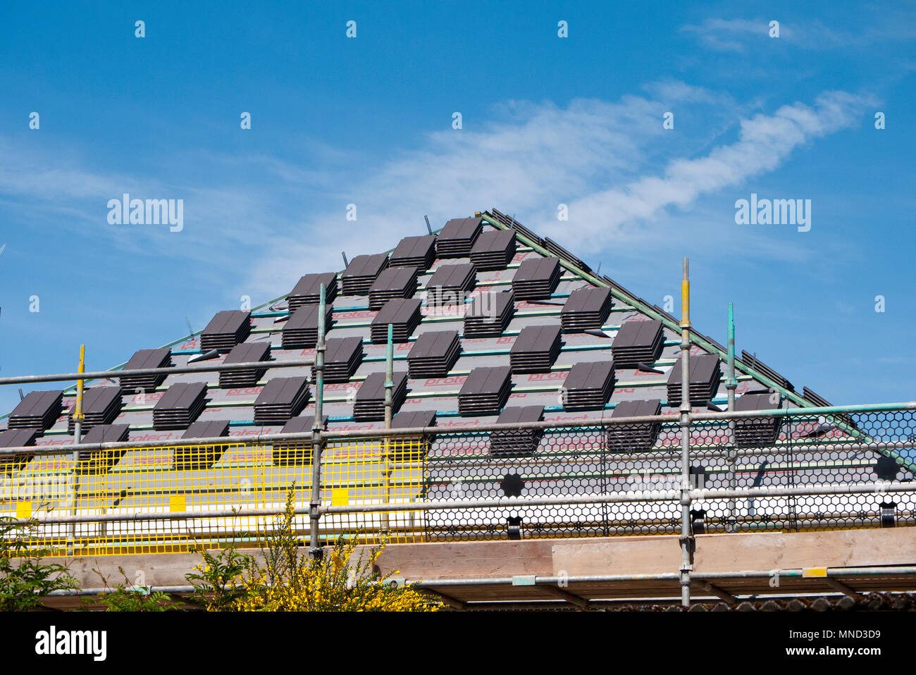 Nouvelle construction de logements avec les tuiles de prêt pour l'achèvement, en Angleterre, UK. Banque D'Images