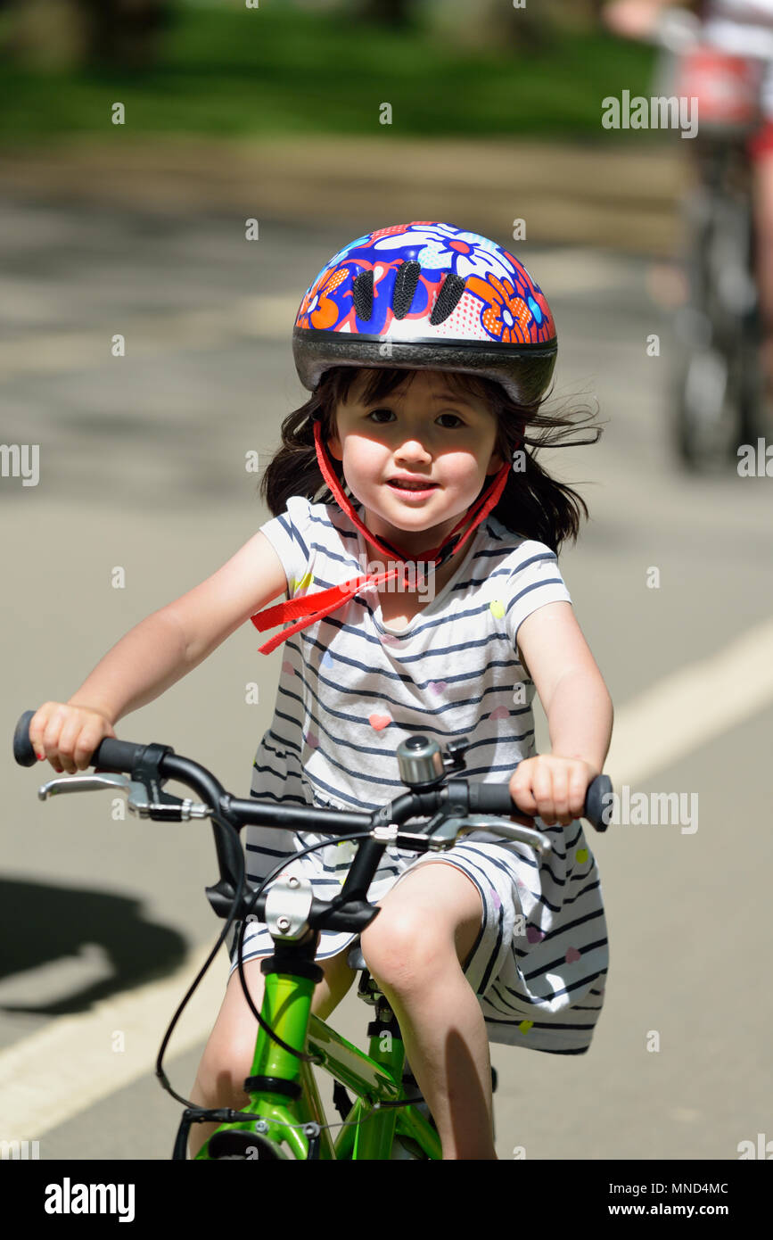 Jeune fille à vélo, Hyde Park, Londres, Royaume-Uni Banque D'Images
