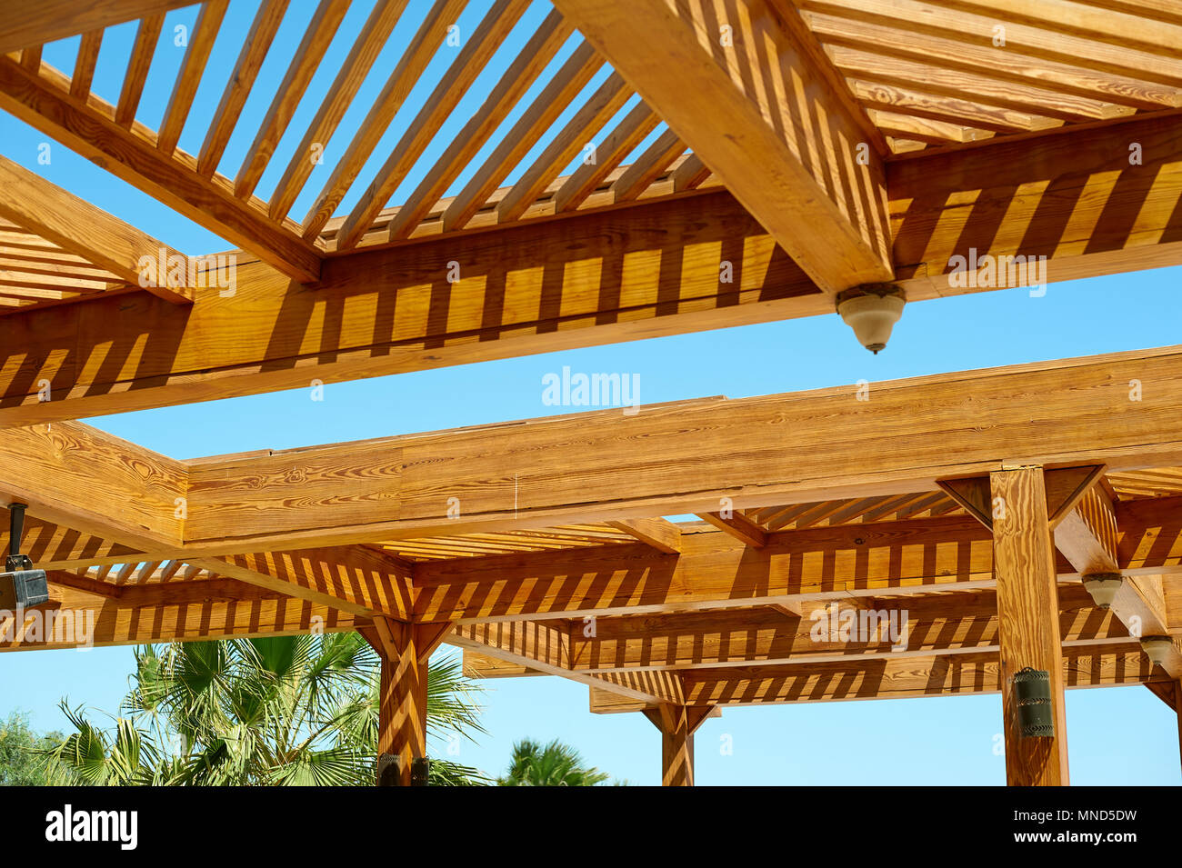 Une partie de la charpente en bois sur le gazebo sur fond de ciel bleu Banque D'Images
