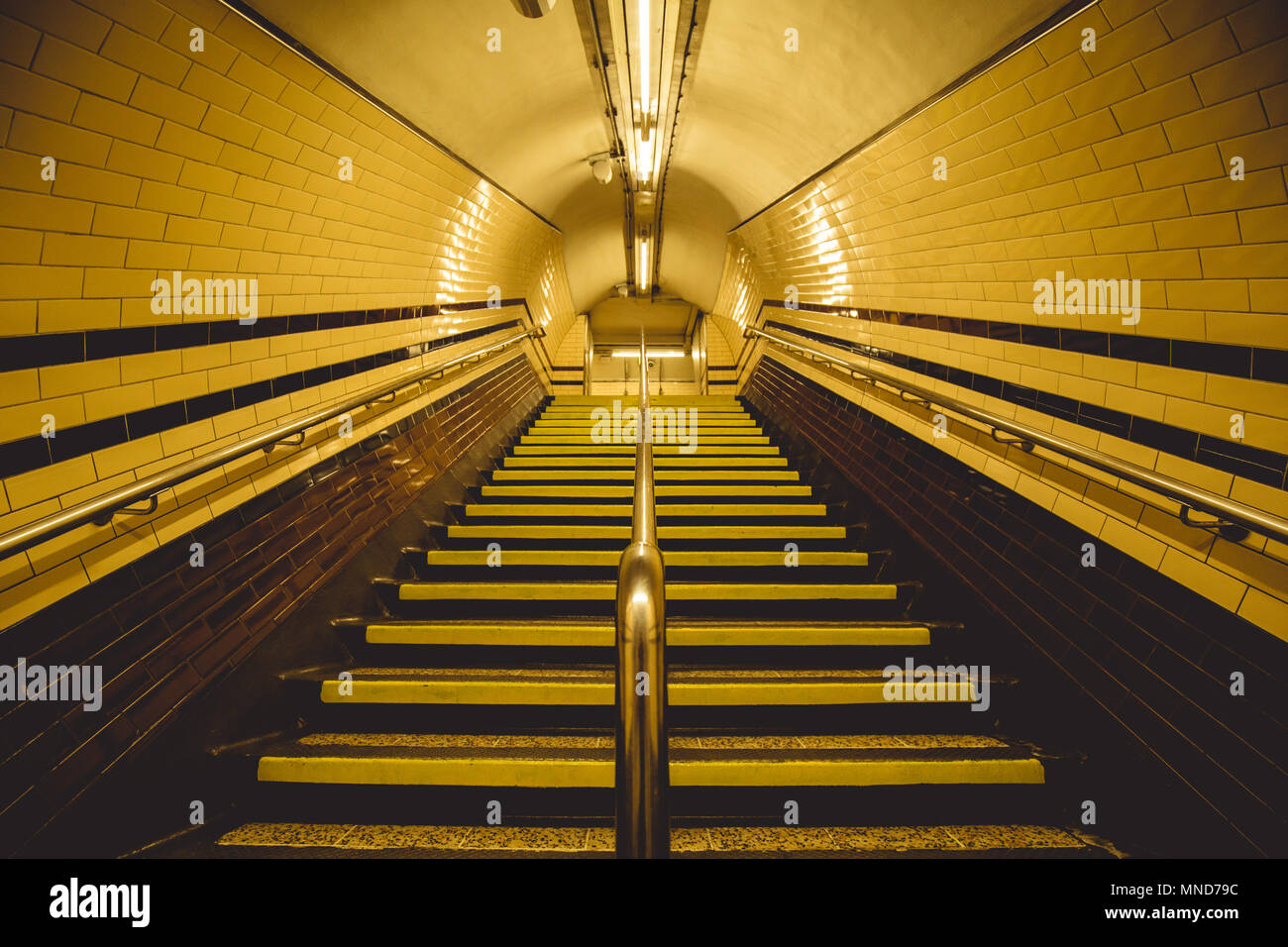 Moody tunnel jaune et escalier de métro de Londres City Banque D'Images