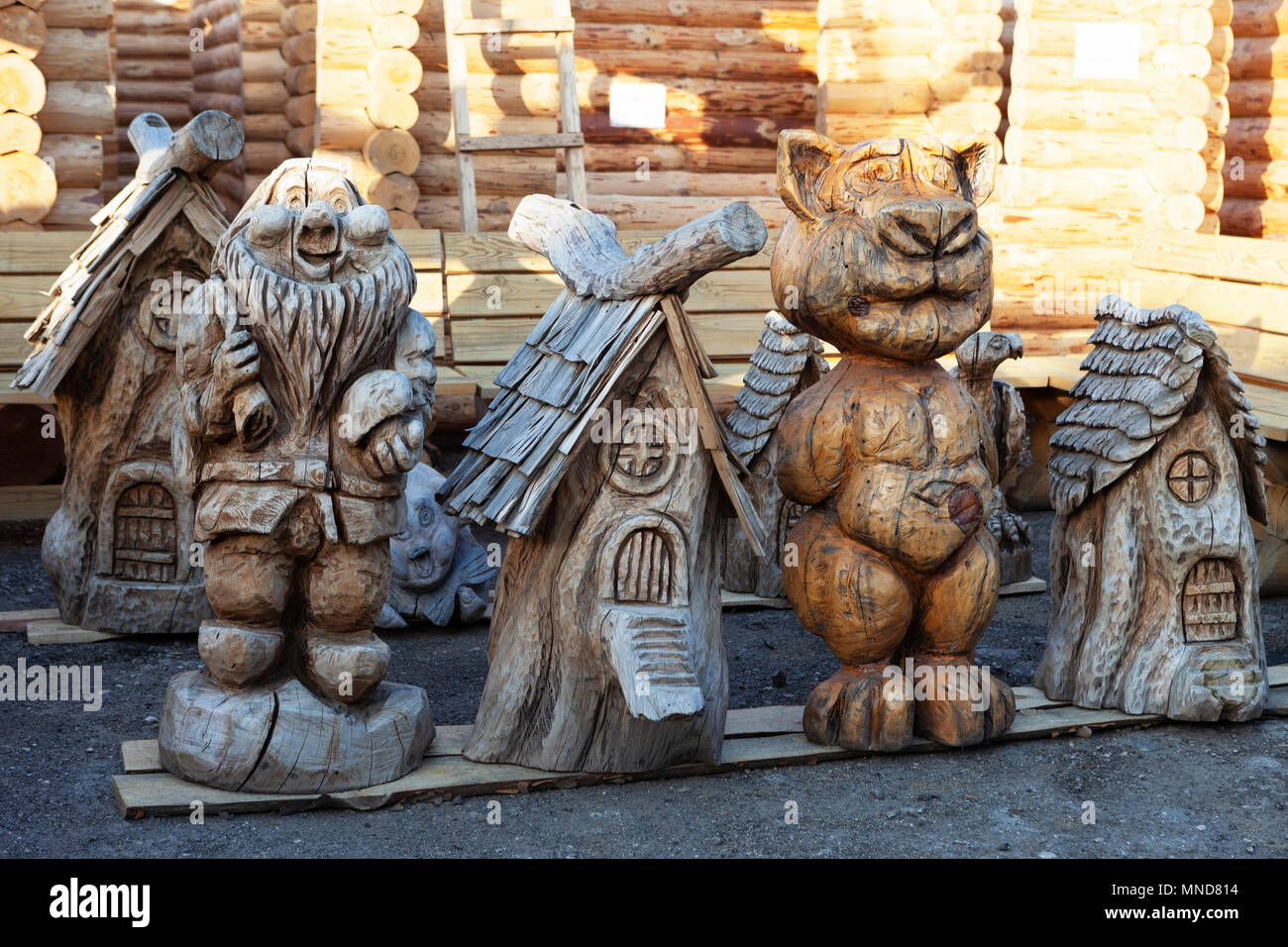 Sculptures en bois. Décoration de la cour. La sculpture sur bois. Banque D'Images