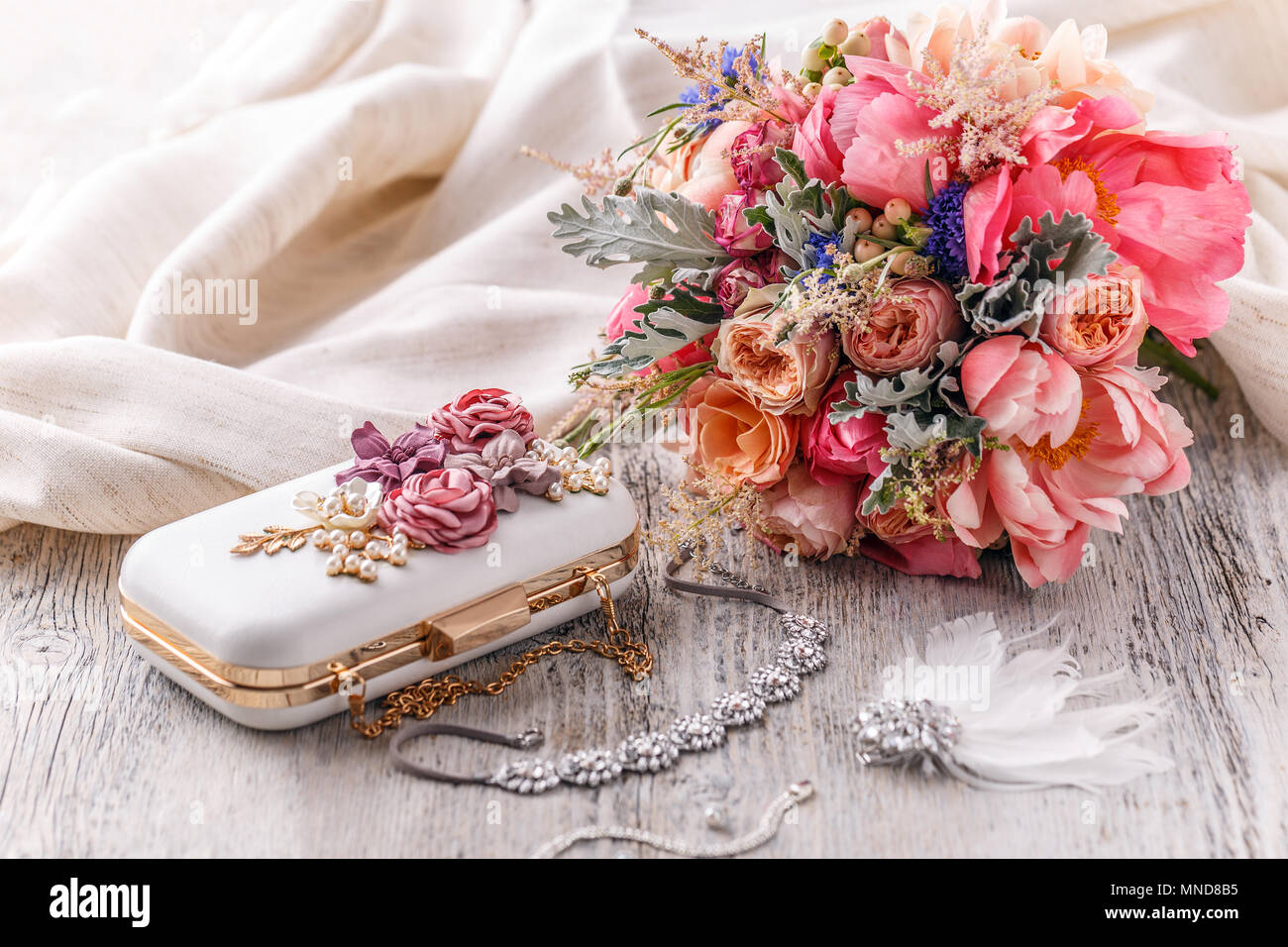 Détails de mariage. Bouquet et accessoires pour mariée Banque D'Images