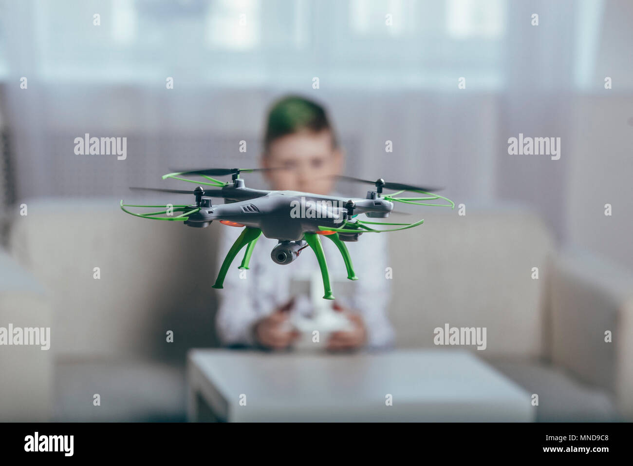 Enfant volant drone dans la salle de séjour à la maison Banque D'Images