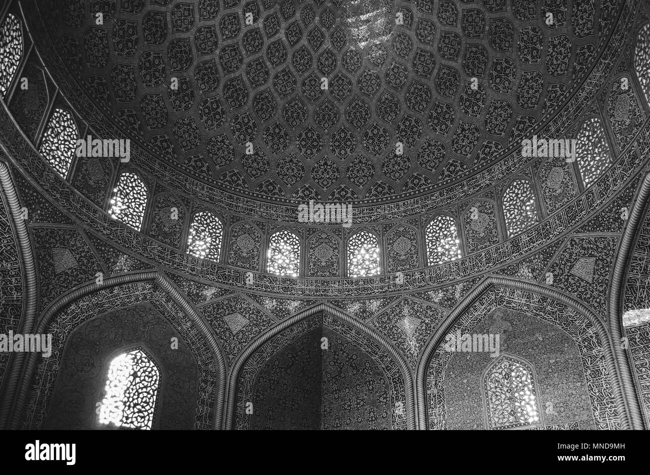 Vue de l'intérieur de haute coupole de la mosquée du Shah en Iran, Sfahan couvert de tuiles polychromes en mosaïque, destinée à donner au spectateur un sentiment de transcendance céleste Banque D'Images